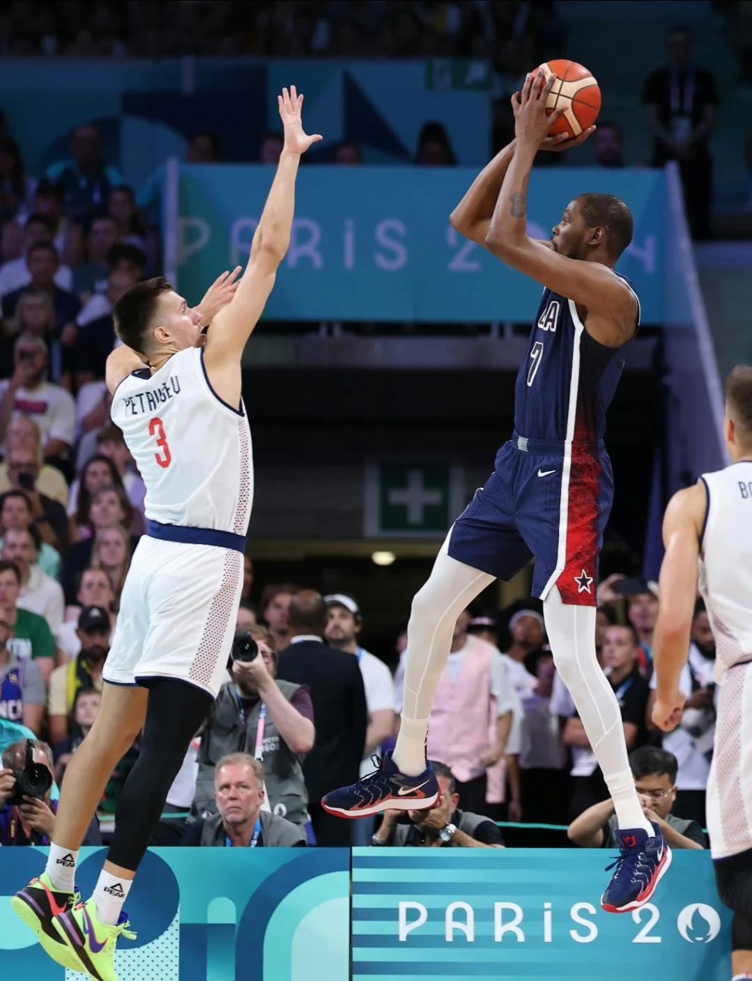 关于杜兰特回归赛场，回归赛场首场状态亮眼，西班牙队观众沸腾！的信息